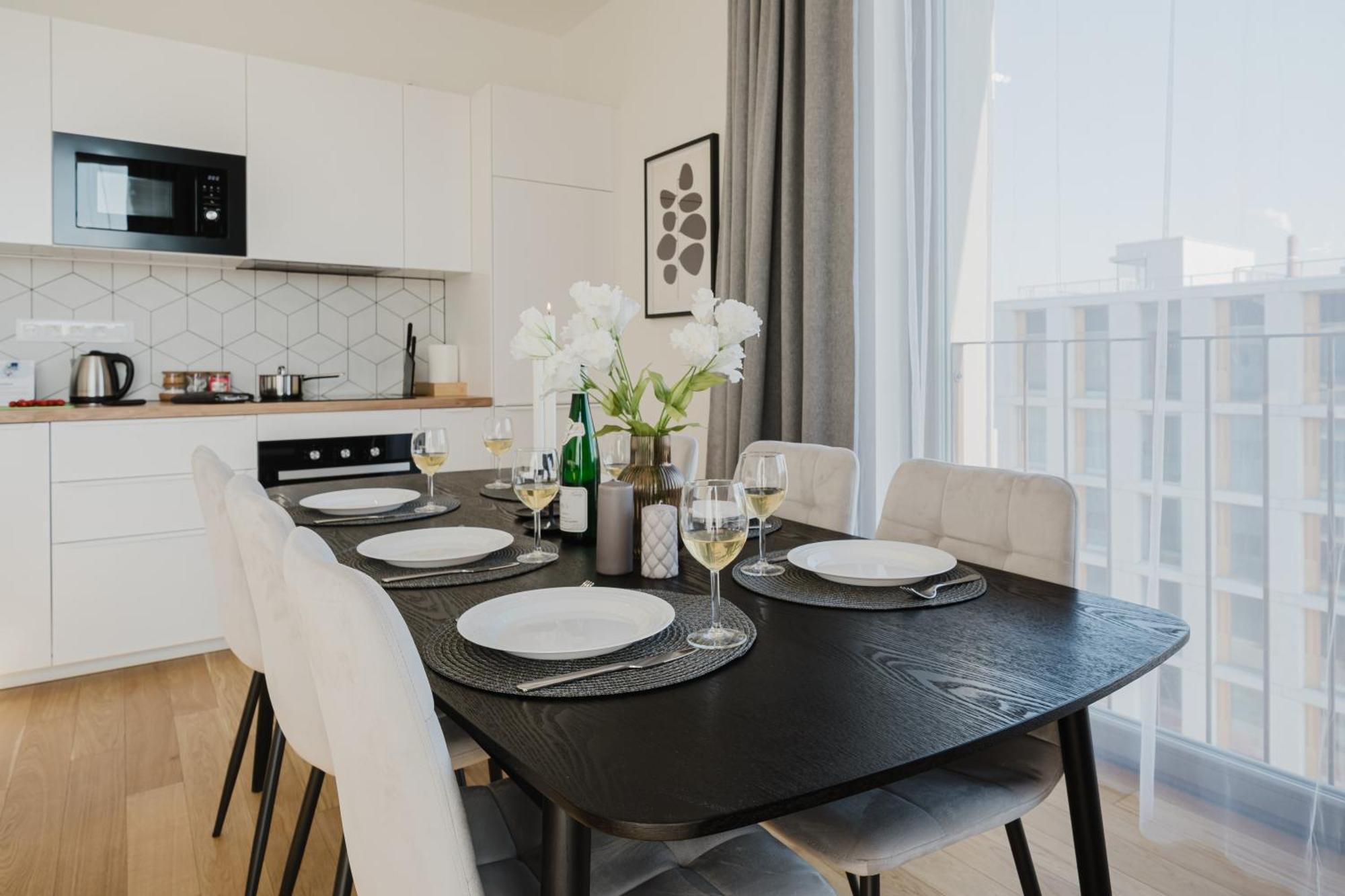 Days - With Garage And Balcony In Smichov Praha