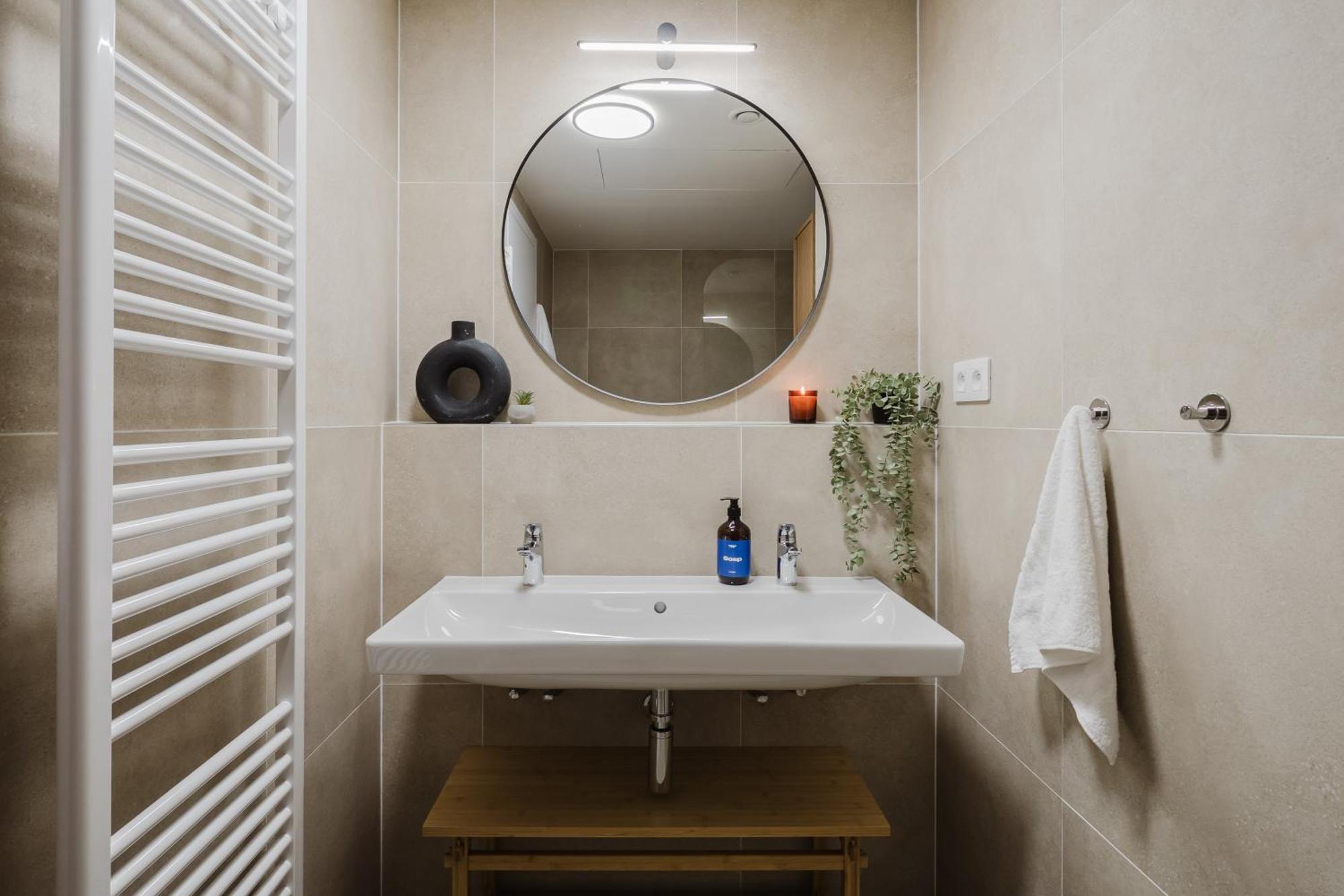 Days - With Garage And Balcony In Smichov * Praha